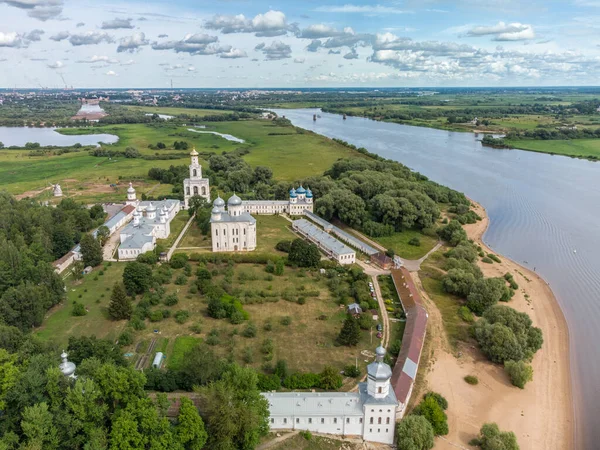 Ortodoks Kilisesi 'nden Aziz George Manastırı. Volkhov Nehri kıyısında, eski Novgorod ve Ilmen Gölü 'nün yanında. Manzara noktaları ve kilise mimarisi - şapeller, kubbeler, çan kulesi.