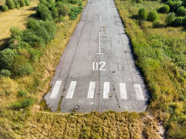 Terk edilmiş küçük bir havaalanının pisti.