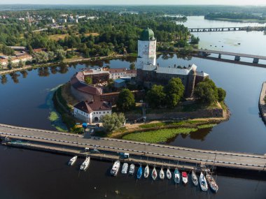 Vyborg kalesi ve eski Vyborg - güneşli bir günün parlak manzarası