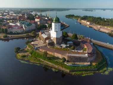 Vyborg kalesi ve eski Vyborg - güneşli bir günün parlak manzarası