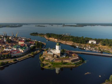 Vyborg kalesi ve eski Vyborg - güneşli bir günün parlak manzarası