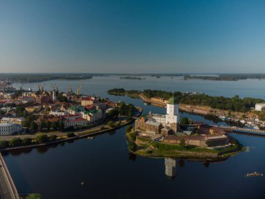 Vyborg kalesi ve eski Vyborg - güneşli bir günün parlak manzarası