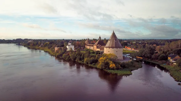 Volkhov nehrinin kıyısındaki eski Ladoga kalesi