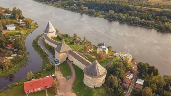 Volkhov nehrinin kıyısındaki eski Ladoga kalesi