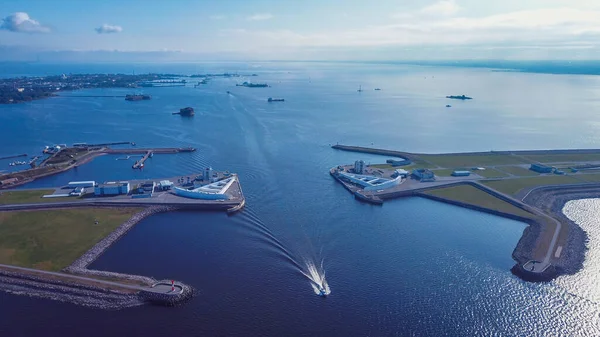 Seyir geçidi - St. Petersburg barajının kapıları. Gemilerin hareketi için geçit