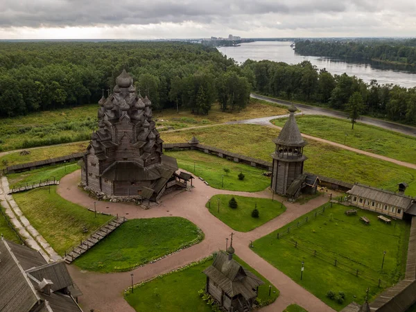 Kutsal Meryem Ana 'nın şefaat kilisesi. Neva nehrinin kıyısındaki ahşap kilise ve çan kulesi..