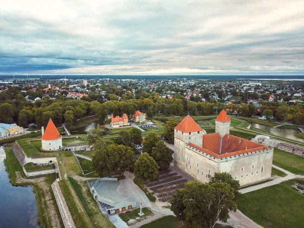 Kuressaare piskoposluk kalesi Kuressaare, Saaremaa adasının merkezinde.