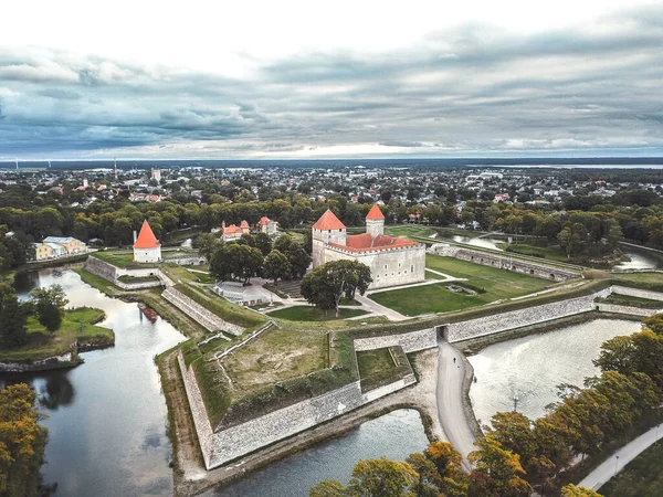 Kuressaare piskoposluk kalesi Kuressaare, Saaremaa adasının merkezinde.