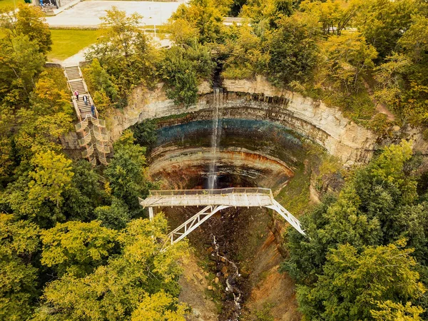 Küçük ama çok güzel şelale Valaste. Baltık Deniz Kıyısı