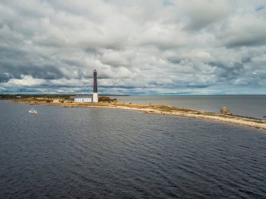 Saaremaa 'nın güney noktasındaki sorve deniz feneri.