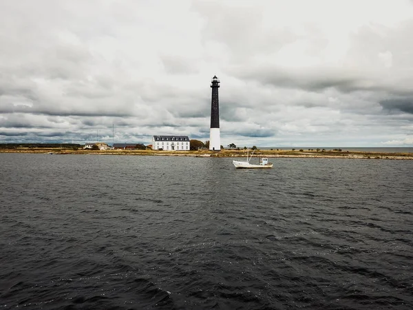 Saaremaa 'nın güney noktasındaki sorve deniz feneri.