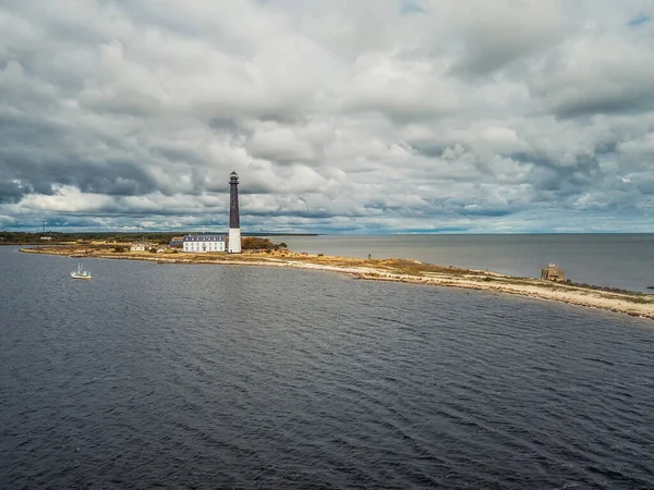 Saaremaa 'nın güney noktasındaki sorve deniz feneri.