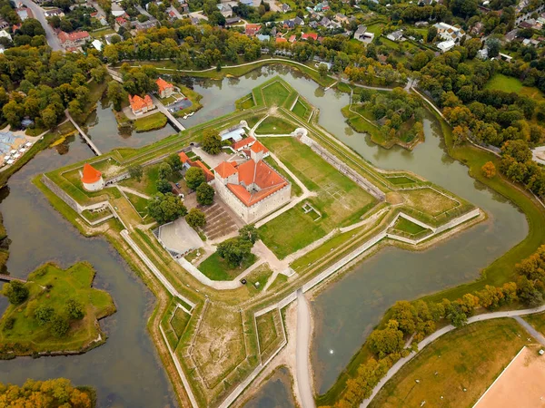 Kuressaare piskoposluk kalesi Kuressaare, Saaremaa adasının merkezinde.