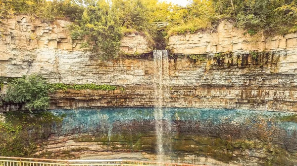 Küçük ama çok güzel şelale Valaste. Baltık Deniz Kıyısı