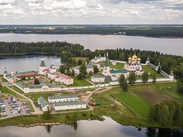 Valdai Iversky Kutsal Meryem Ana Manastırı. Valdai Gölü adalarındaki Iversky manastırı..