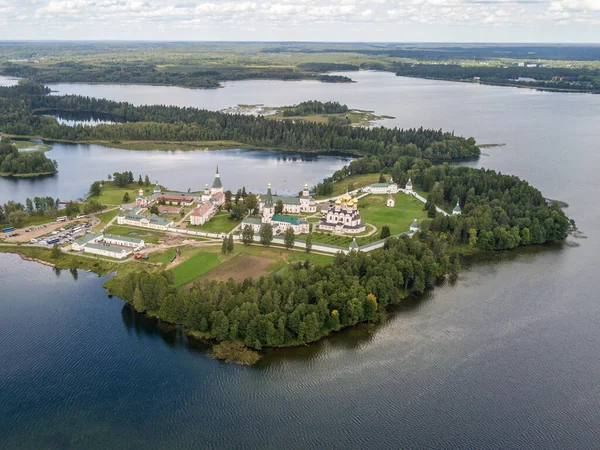 Valdai Iversky Kutsal Meryem Ana Manastırı. Valdai Gölü adalarındaki Iversky manastırı..