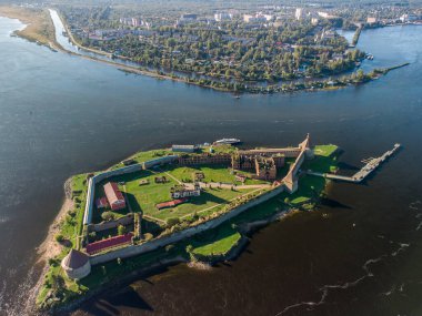 Ladoga Gölü ve Neva Nehri kavşağındaki küçük bir adada duran bir ortaçağ kalesi.