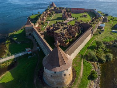 Ladoga Gölü ve Neva Nehri kavşağındaki küçük bir adada duran bir ortaçağ kalesi.