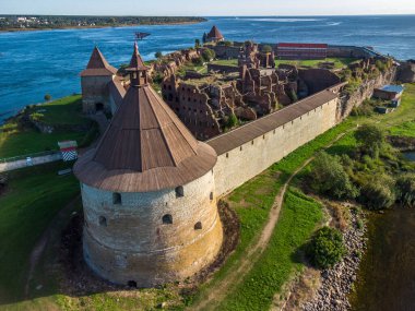Ladoga Gölü ve Neva Nehri kavşağındaki küçük bir adada duran bir ortaçağ kalesi.