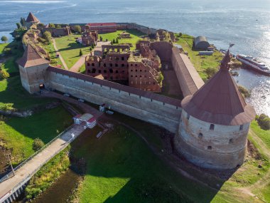 Ladoga Gölü ve Neva Nehri kavşağındaki küçük bir adada duran bir ortaçağ kalesi.