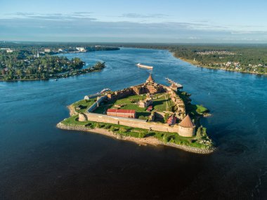 Ladoga Gölü ve Neva Nehri kavşağındaki küçük bir adada duran bir ortaçağ kalesi.