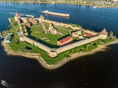 Ladoga Gölü ve Neva Nehri kavşağındaki küçük bir adada duran bir ortaçağ kalesi.