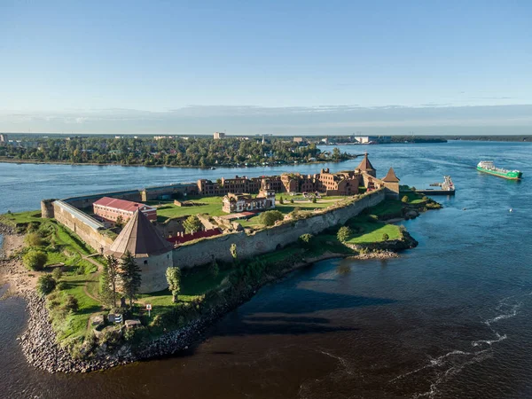 Ladoga Gölü ve Neva Nehri kavşağındaki küçük bir adada duran bir ortaçağ kalesi.