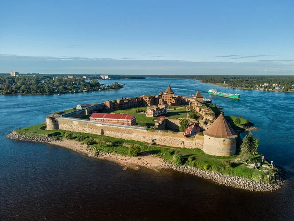 Ladoga Gölü ve Neva Nehri kavşağındaki küçük bir adada duran bir ortaçağ kalesi.