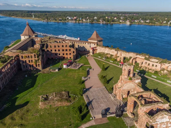 Ladoga Gölü ve Neva Nehri kavşağındaki küçük bir adada duran bir ortaçağ kalesi.