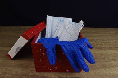 Mavi tıbbi maske ve eldivenler. Tek kullanımlık. Markete ya da işe gitmek için bir set. Bu yılın en iyi hediyesi..