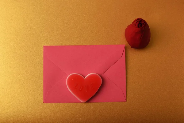 Zarf Kırmızı Gül Goncası Kalp Aşk Romantizmin Sembolü — Stok fotoğraf