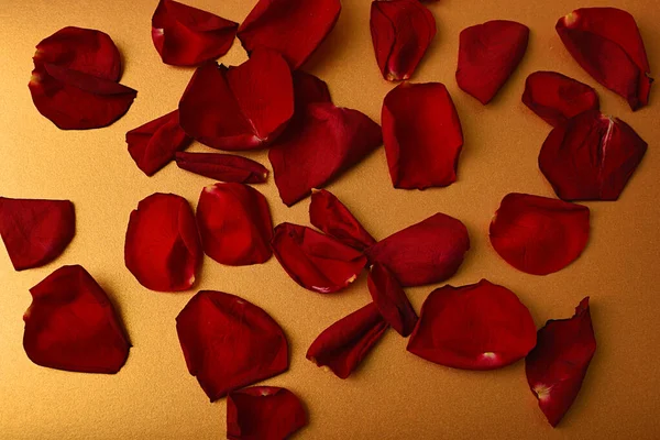 Płatki Róż Złotym Tle Symbol Miłości Romansu — Zdjęcie stockowe