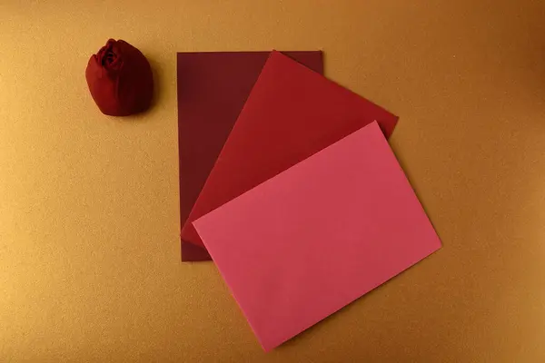 Envelopes Botão Rosa Vermelho Símbolo Amor Romance — Fotografia de Stock