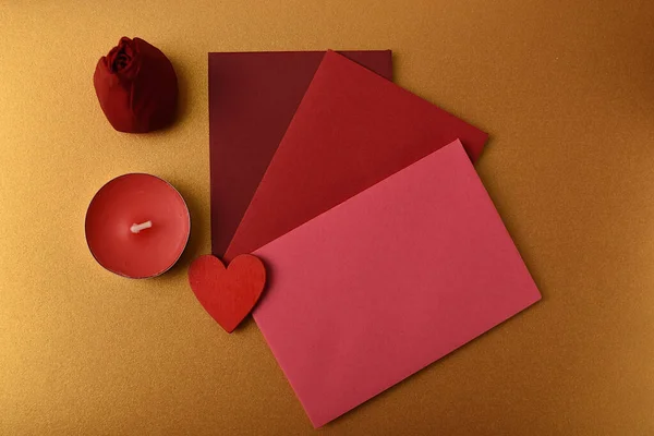 Enveloppes Bouton Rose Rouge Bougie Cœur Symbole Amour Romance — Photo