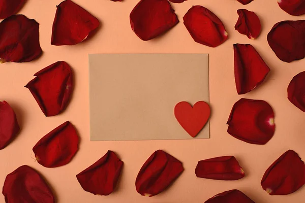 Gül Yaprakları Bir Kalp Ile Çevrili Bir Zarf Aşk Romantizmin — Stok fotoğraf