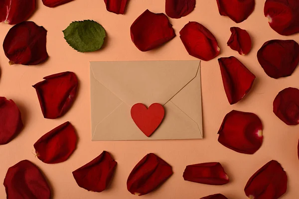 Gül Yaprakları Bir Kalp Ile Çevrili Bir Zarf Aşk Romantizmin — Stok fotoğraf