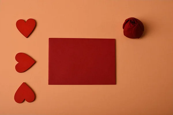 Enveloppes Bouton Rose Rouge Cœur Symbole Amour Romance — Photo