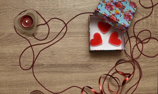 Weißer Brief Kerze Geschenkbox Und Herzförmige Bonbons Geschenk Für Verliebte — Stockfoto