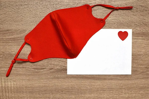 Masque Visage Rouge Enveloppe Blanche Avec Cœur Sur Table Cadeau — Photo