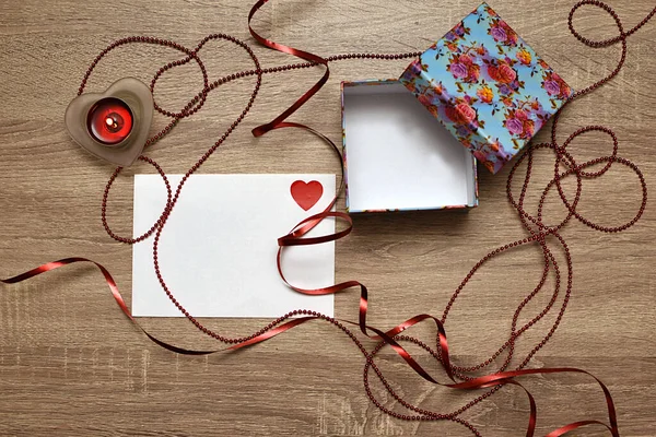Beyaz Mektup Mum Hediye Kutusu Kalp Şeklinde Şekerler Aşıklar Için — Stok fotoğraf