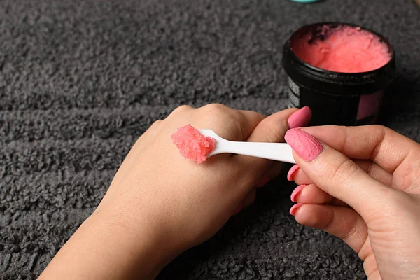 Mãos Femininas Tomam Uma Esfrega Mão Açúcar Rosa Jarro Preto — Fotografia de Stock