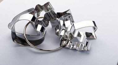 Beyaz arkaplandaki çerezler için metal formlar