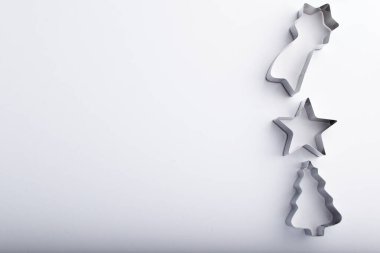 Beyaz arkaplandaki çerezler için metal formlar