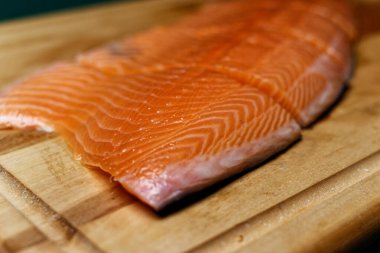 Tahtada somon filetosu.