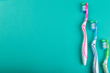 Üç yeni diş fırçası. Temiz ve sağlıklı diş kavramı