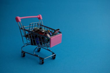 Alışveriş arabasında çeşitli küçük mikro devreler var. Yakın boş alan.