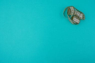 Köşede mavi arka planda bükülmüş santimetre var.