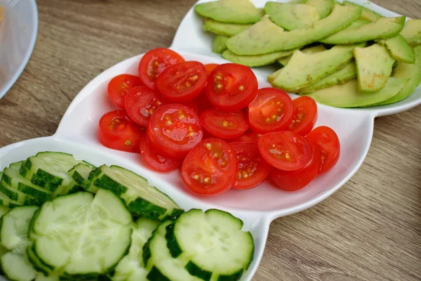 Primer Plano Tomates Rojos Cereza Rodajas Plato Blanco —  Fotos de Stock