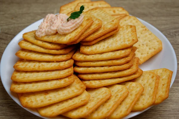 奶酪饼干的特写被铺在盘子里 在一个饼干 蔓延和欧芹 — 图库照片