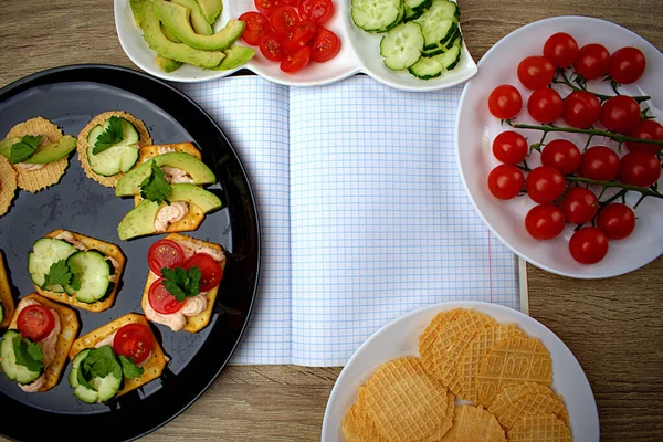 Caderno Aberto Uma Jaula Notas Torno Lanche Biscoitos Legumes Picados — Fotografia de Stock